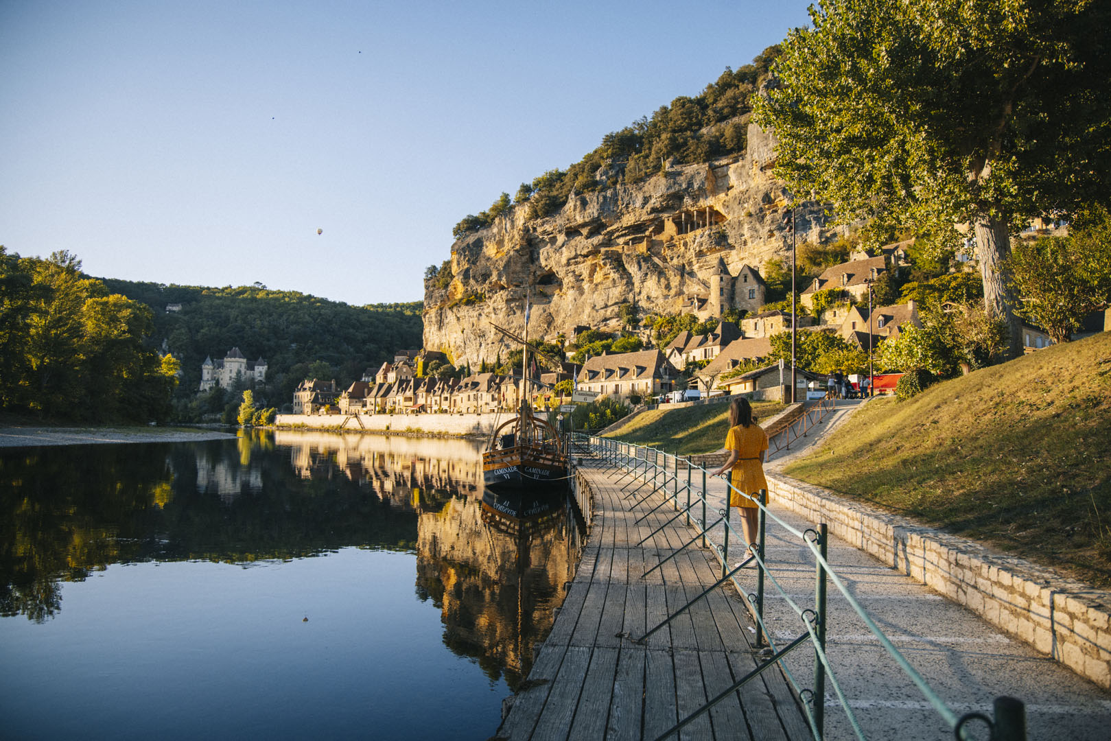 La Roque-Gageac : le village suspendu entre falaise et Dordogne qui ne ressemble à aucun autre