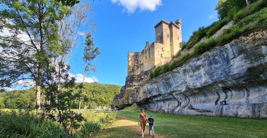 chateau de commarque depuis vallee2