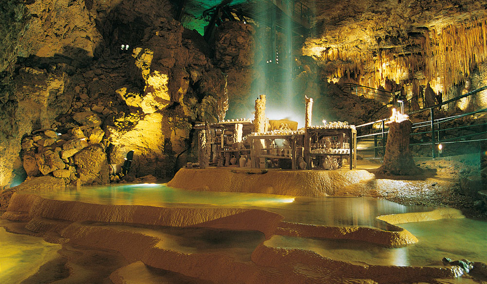 Gouffre de Proumeyssac : Une merveille souterraine à découvrir pendant vos vacances en camping en Dordogne