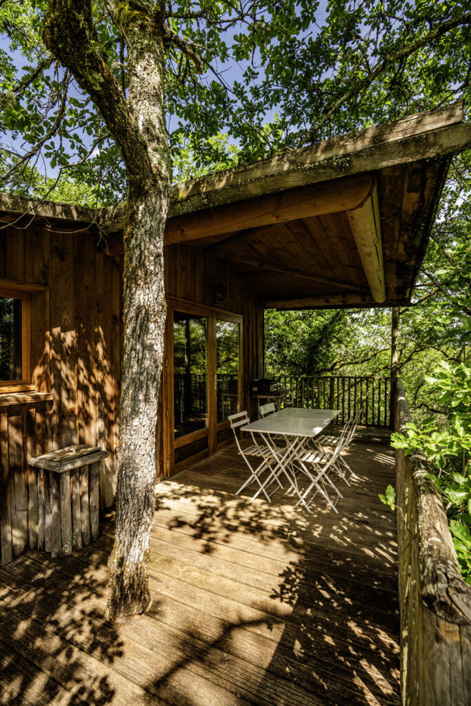 Terrasse d'une cabane perchée, logement glamping au Domaine Périgord Vacances