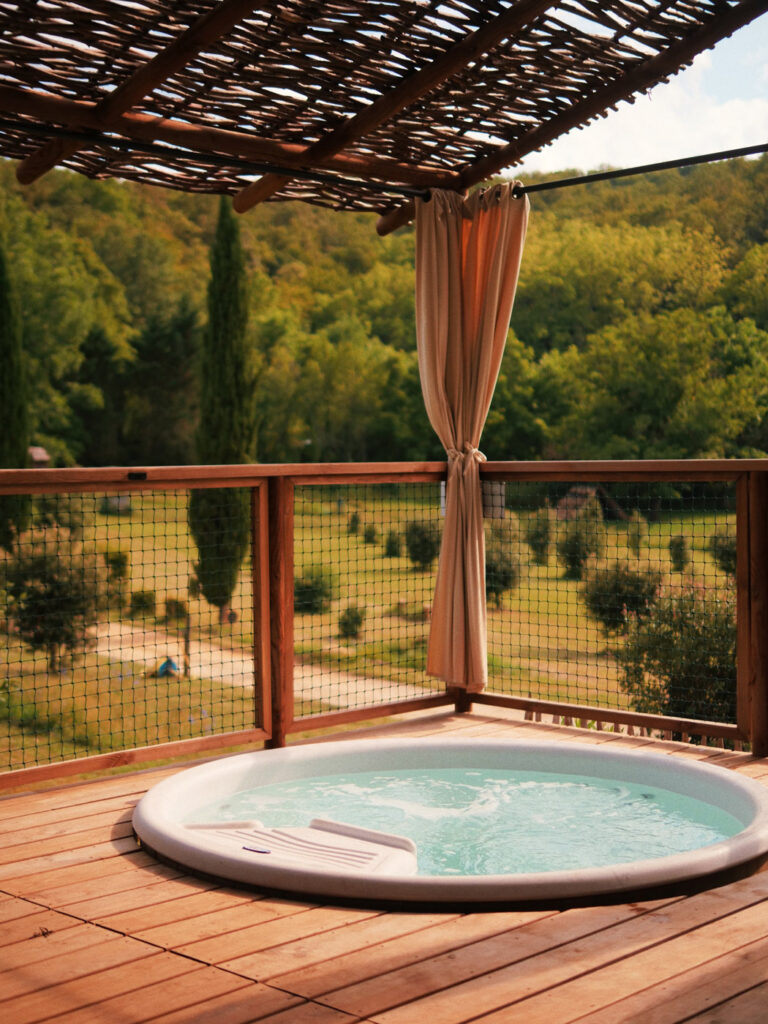 Terrasse cabane dans les arbres avec jacuzzi
