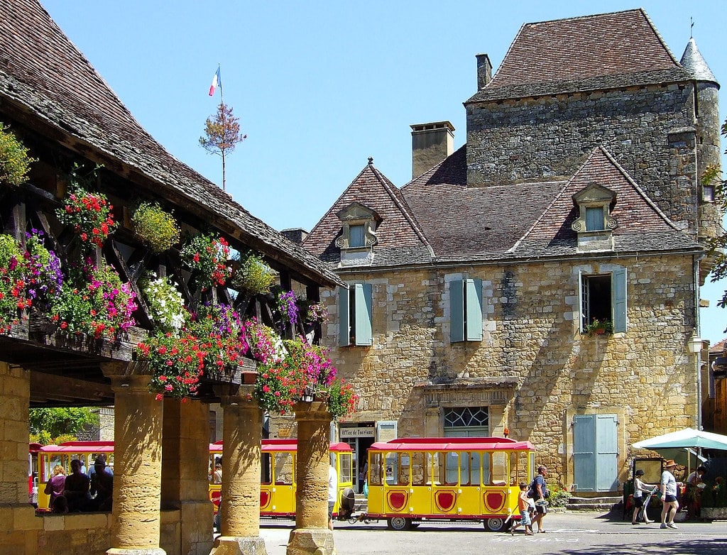 Mairie et halle de Domme