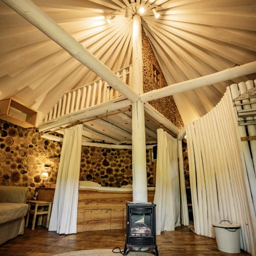 Intérieur d'une cabane ronde du Domaine Périgord Vacances