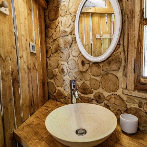 Salle de bain de cabane ronde du Domaine Périgord Vacances